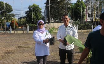 Anggota Bawaslu Sumsel Massuryati saat menghadiri kegiatan Penanaman Buah dan Sayuran atau Tanaman Hortikultura di Lingkungan Sekretariat Bawaslu Provinsi Sumatera Selatan, Rabu (15/07/2026). 