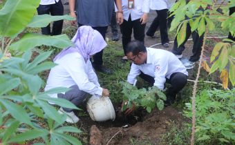 Pimpinan Bawaslu Provinsi Sumsel saat kegiatan Penanaman Buah dan Sayuran atau Tanaman Hortikultura di Lingkungan Sekretariat Bawaslu Provinsi Sumatera Selatan, Rabu (15/07/2026).