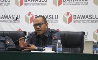 Plt Bawaslu Sumsel Ahmad Naafi saat memberikan arahan saat Rapat Dalam Kantor (RDK) bertajuk Evaluasi Pelaksanaan Pendidikan Pengawas Partisipatif Tahun 2026 sekaligus membahas Persiapan Pemutakhiran Daftar Pemilih Berkelanjutan (PDPB) semester pertama tingkat provinsi. Kegiatan berlangsung di ruangan auditorium Bawaslu Sumsel, Senin (29/6/2026).