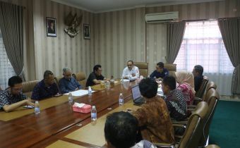Plt ketua Bawaslu Sumsel Ahmad Naafi memberikan sambutan saat menerima kunjungan audiensi dari KPU Sumsel, Kamis (2/7/2026).