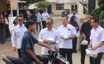 Bawaslu Sumsel berbagi kepada masyarakat saat kegiatan Jumpa Berlian di lingkungan Sekretariat Bawaslu Provinsi Sumatera Selatan, Rabu (8/7/2026).