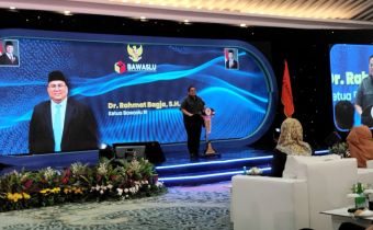 Pimpinan Bawaslu Sumsel saat menghadiri kegiatan “Penguatan Kelembagaan Divisi Pencegahan, Parmas dan Humas, serta Evaluasi Prioritas Nasional PDPB Semester I Tahun 2026”, Senin (27/07/2026).