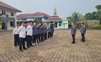 Kepala Sekretariat Bawaslu Sumsel saat memberikan arahan dalam amanatnya pada Apel Pagi, Senin 20 Juli 2026.