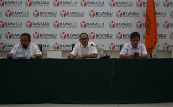 Plt Ketua Bawaslu Sumsel, Ahmad Naafi, memberikan sambutannya pada kegiatan orientasi Pegawai Pemerintah dengan Perjanjian Kerja (PPPK) di lingkungan Bawaslu se-Sumatera Selatan, Kegiatan berlangsung di ruangan Auditorium Bawaslu Sumsel secara luring dan Daring melalui zoom meeting, Rabu (26/08/2026).