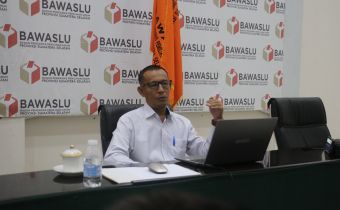 Koordinator Divisi Sumber Daya Manusia, Organisasi, Pendidikan dan Pelatihan Bawaslu Provinsi Sumatera Selatan, Ardiyanto. saat memberikan materi pada kegiatan Orientasi Pegawai Pemerintah dengan Perjanjian Kerja/PPPK Tahun 2026 secara daring, Rabu, (22/07/2026).