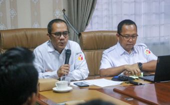 Plt. Ketua Bawaslu Sumsel, Ahmad Naafi, saat memberikan sambutan pada kegiatan osialisasi ajang Kompetisi Debat Penegakan Hukum Pemilu VI Antar Perguruan Tinggi Tahun 2026 di kantor Bawaslu Sumsel, Rabu (22/7/2026).