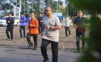 Jajaran Sekretariat Bawaslu Sumsel saat melaksanakan Senam bersama.