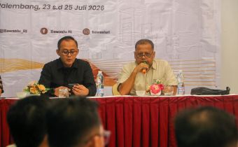 Kepala Sekretariat Bawaslu Sumsel memberikan arahan pada saat Rapat Verifikasi Faktual Usulan Pembentukan UKM di Lingkungan Bawaslu", yang di selenggarakan di The Zuri Hotel Palembang, Jum'at (24/07/2026). 