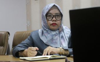 Koordinator Divisi Pencegahan, Partisipasi Masyarakat, dan Hubungan Masyarakat Bawaslu Sumsel, Massuryati, saat mengikuti kegiatan Sosialisasi Surat Edaran (SE) Nomor 23 Tahun 2026 secara daring di Ruang Rapat Bawaslu Sumsel, Senin (3/8/2026). 