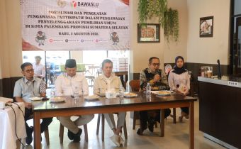 Plt. Ketua Bawaslu Sumsel saat memberikan sambutan sekaligus membuka kegiatan sosialisasi dan penguatan pengawasan partisipatif yang digelar Bawaslu RI di Tamken Resto & Café, Palembang, Rabu (5/8/2026).
