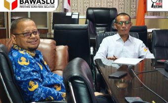 Anggota Bawaslu Sumsel dan Sekretariat Bawaslu Sumsel saat menghadiri kegiatan Sosialisasi IKK 2026 secara daring, Rabu (23/07/2026).