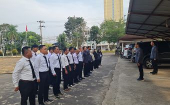 Plt. Ketua Bawaslu Sumsel memberikan arahan saat Apel Pagi, Senin (27/07/2026).