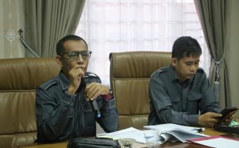 Anggota Bawaslu Sumsel saat memberikan arahan pada jajaran Sekretariat Bawaslu Sumsel pada saat rapat penyusunan Indikator Kinerja Utama (IKU) di Ruang Rapat Bawaslu Sumsel, Senin (10/8/2026).