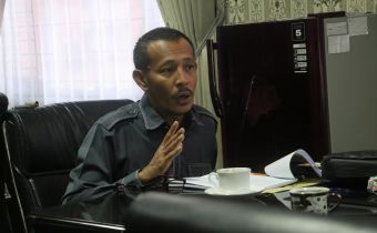 Anggota Bawaslu Sumsel memberikan arahan saat rapat lanjutan persiapan Bawaslu Membelajarkan Vol. II di ruang Ketua Bawaslu Sumsel, Selasa (11/8/2026). 