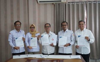 Foto bersama pimpinan Bawaslu Sumsel, setelah penandatanganan dokumen di Ruang Rapat Bawaslu Sumsel, Rabu (12/8/2026). 