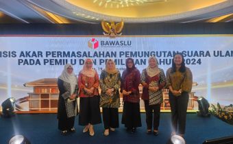 Anggota Bawaslu Sumsel Massuryati, foto bersama  saat  hadiri kegiatan Analisis Akar Permasalahan Pemungutan Suara Ulang Pada Pemilu dan Pemilihan Tahun 2024 di Jakarta, Rabu (19/8/2026). 