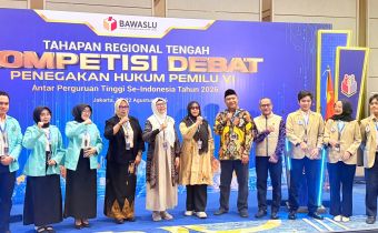 Plt. Ketua Bawaslu Sumsel Ahmad Naafi saat foto bersama pada kegiatan Tahapan Regional Tengah Kompetisi Debat Penegakan Hukum Pemilu VI antar perguruan tinggi se-Indonesia yang digelar di Jakarta, 20-22 Agustus 2026.