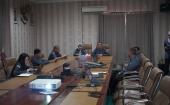 Koordinator Divisi Sumber Daya Manusia, Organisasi, Pendidikan dan Pelatihan Bawaslu Sumsel, Ardiyanto, saat memberikan sambutan dalam Rapat Koordinasi Peningkatan Amplifikasi Bawaslu Membelajarkan Volume II secara daring di ruang rapat Bawaslu Sumsel, Senin (7/9/2026). 