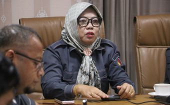 Anggota Bawaslu Sumse Massuryati saat memberikan arahanya saat  Rapat Koordinasi Peningkatan Amplifikasi Bawaslu Membelajarkan Volume II secara daring di ruang rapat Bawaslu Sumsel, Senin (7/9/2026). 