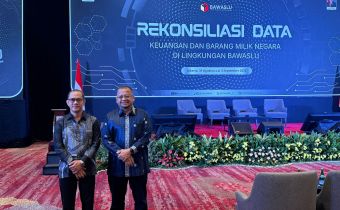 Plt Ketua Bawaslu Sumsel, Ahmad Naafi, bersama Kepala Sekretariat Bawaslu Sumsel, Anderson saat mengikuti kegiatan, 31 Agustus hingga 3 September 2026.