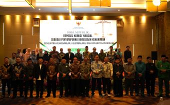 Anggota Bawaslu Sumsel Ahmad Naafi foto bersama pada kegiatan Diskusi Publik yang diselenggarakan oleh Komisi Yudisial Republik Indonesia di The Alts Hotel Palembang, Kamis (29/10/2026). 
